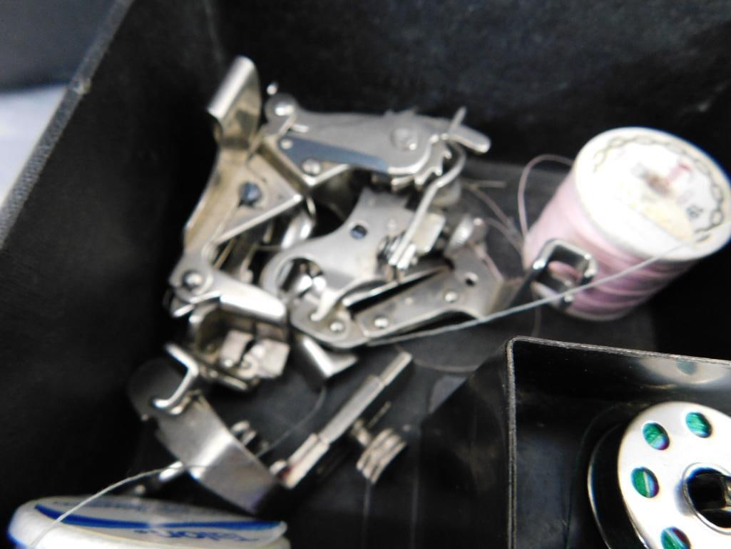 Vintage Black Singer Featherweight Sewing Machine - 9