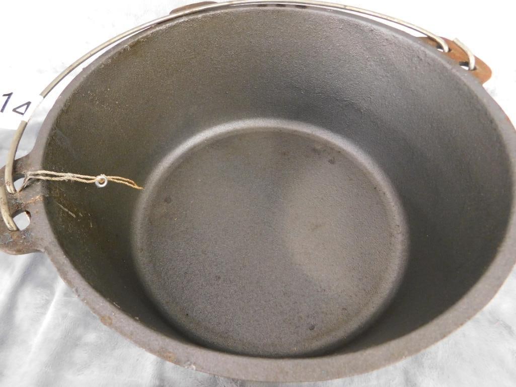 Stansport Cast Iron 8 Qt Dutch Oven - Footed - Lidded - 8.5" x 12.5" - 3