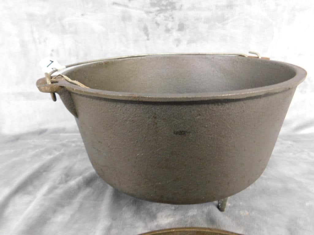 Stansport Cast Iron 8 Qt Dutch Oven - Footed - Lidded - 8.5" x 12.5" - 4