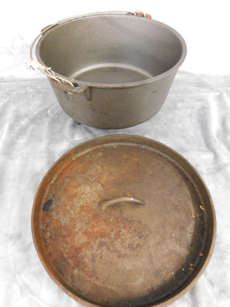 Stansport Cast Iron 8 Qt Dutch Oven - Footed - Lidded - 8.5" x 12.5" - 6