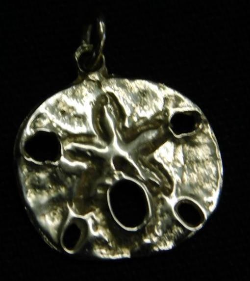14K Yellow Gold - Sand Dollar Pendant - 1.35 Grams: Gold Was XRF Tested - See Photos For Description and Condition