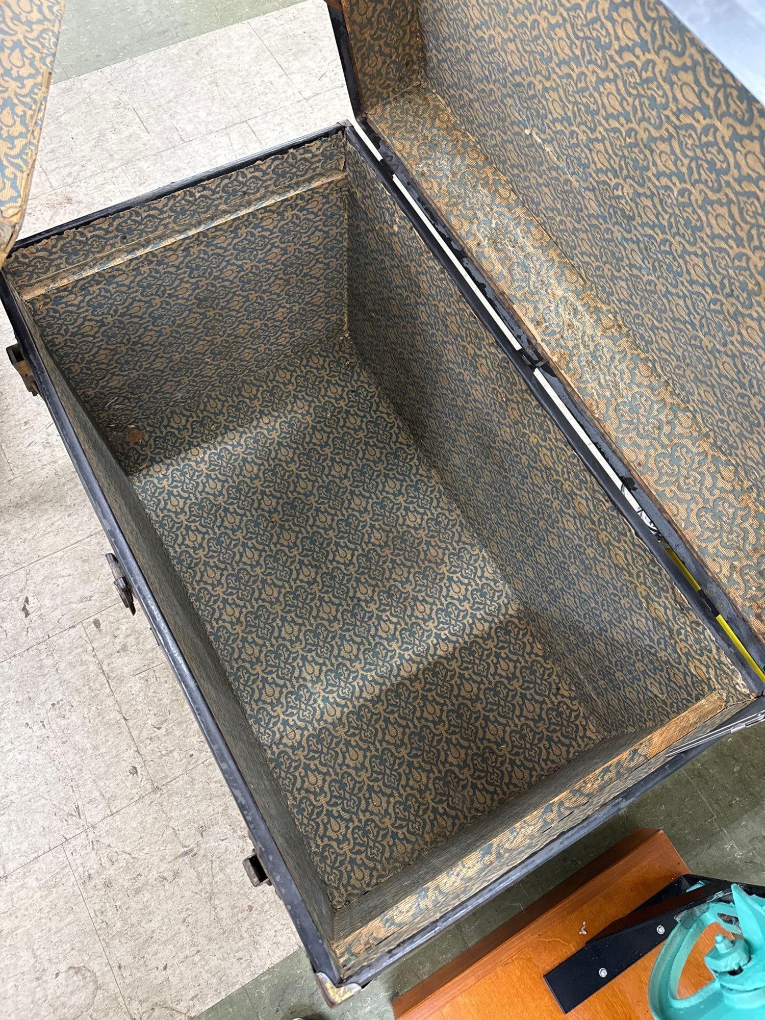 vintage flat top steamer trunk - 3