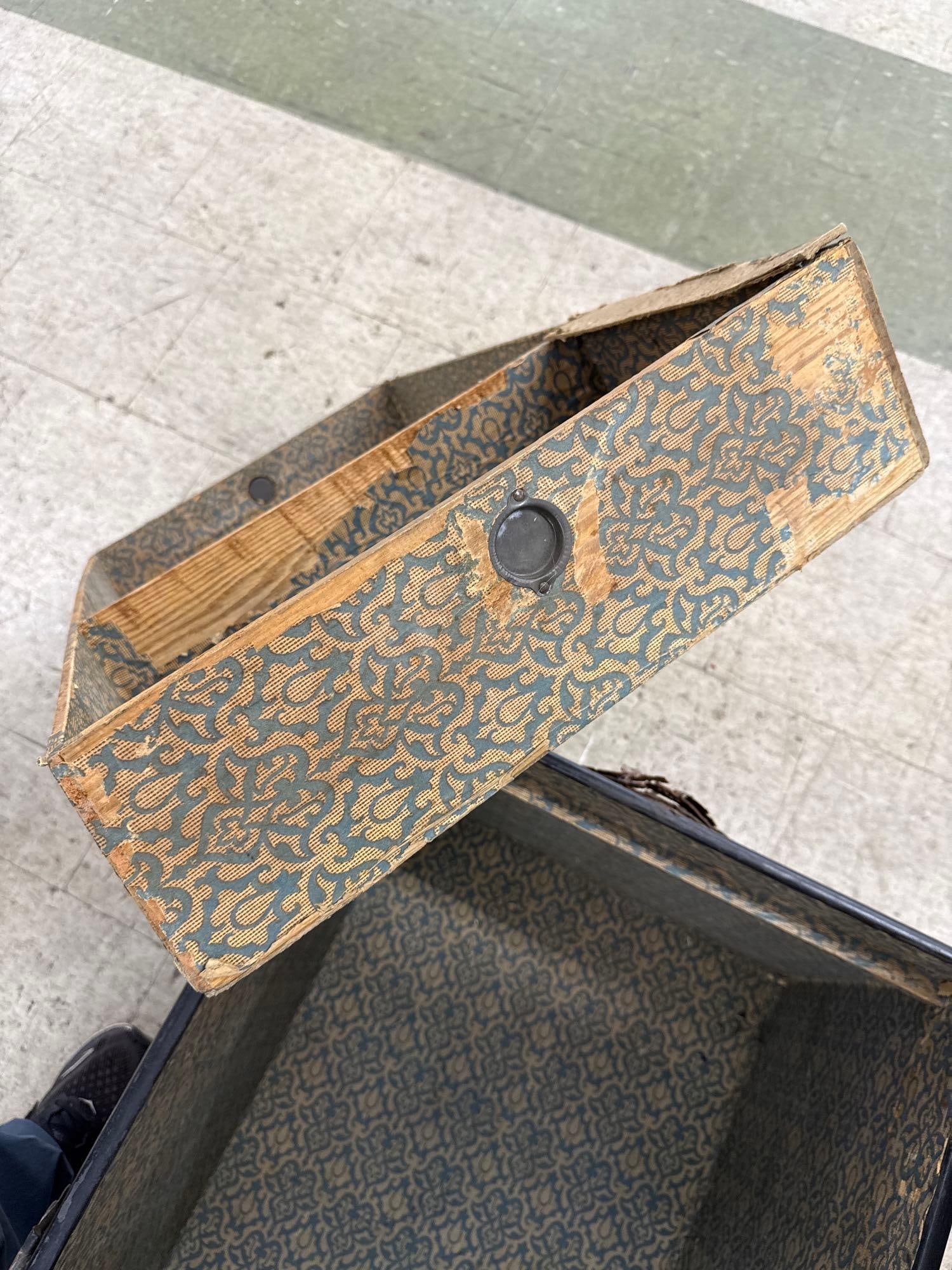 vintage flat top steamer trunk - 4