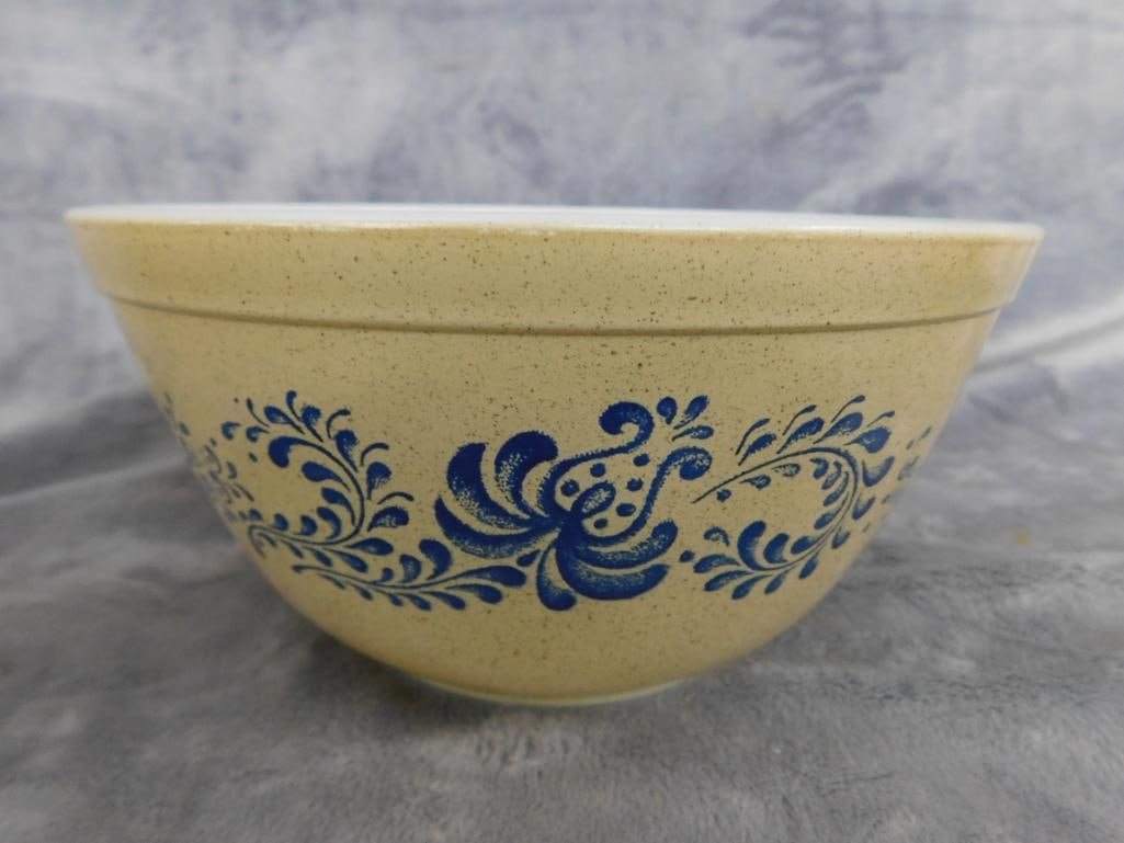 Pyrex - Homestead Pattern - 3 Mixing Bowls - 5.75" - 7.25" - 9" - 5