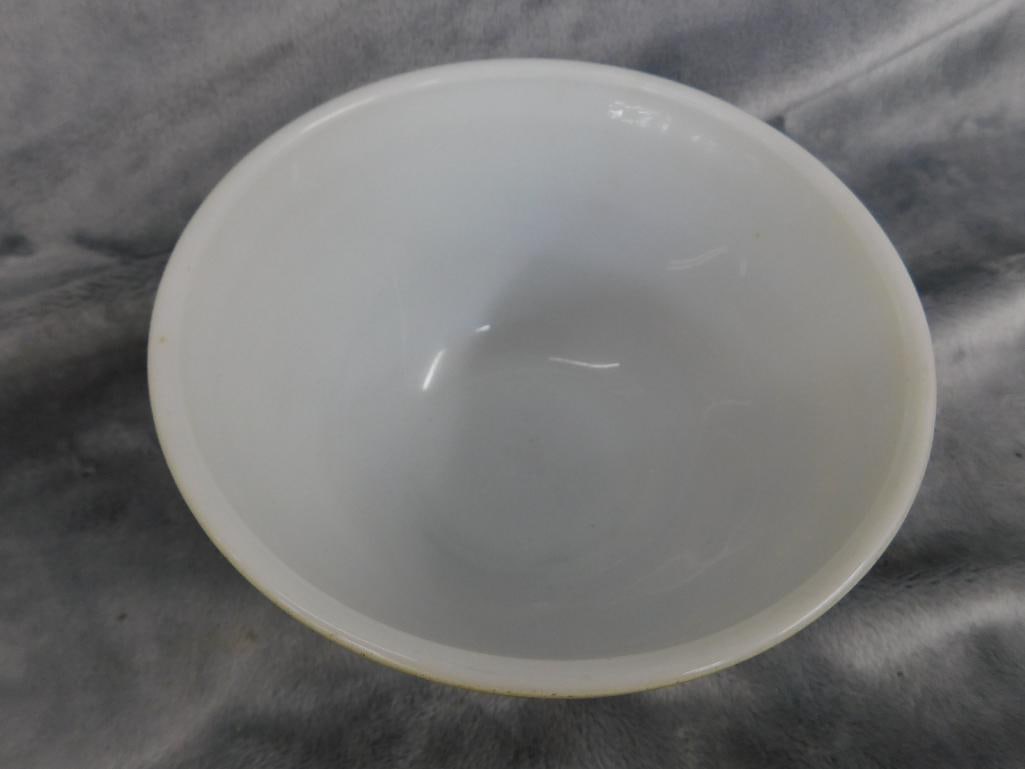 Pyrex - Homestead Pattern - 3 Mixing Bowls - 5.75" - 7.25" - 9" - 8