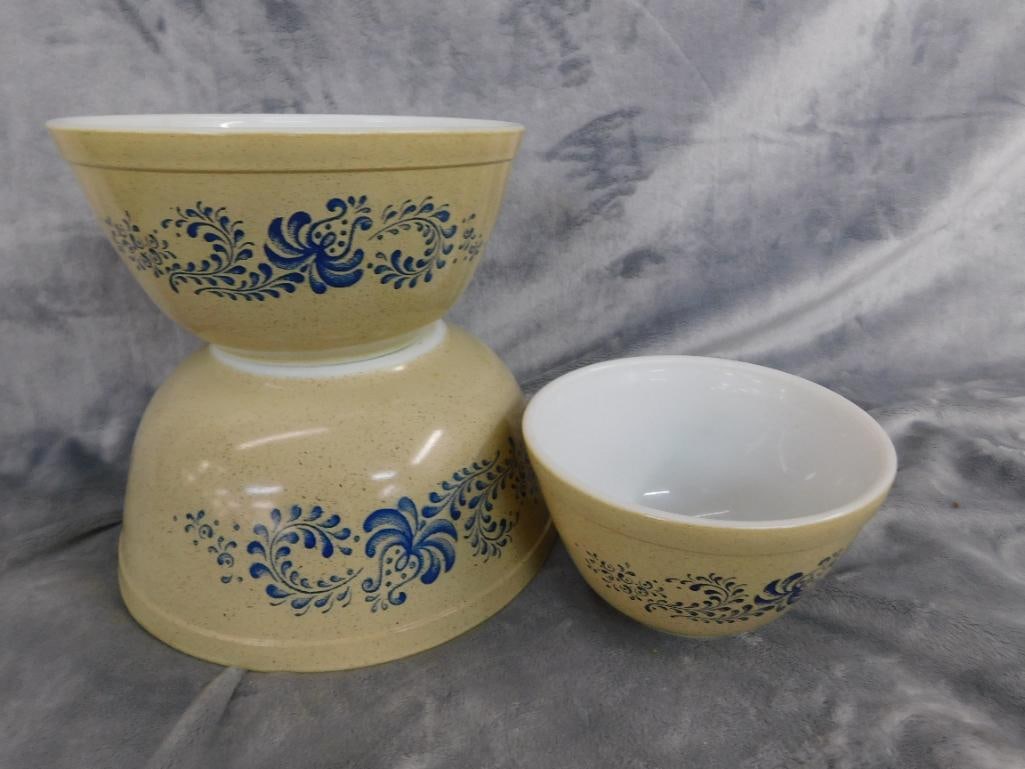 Pyrex - Homestead Pattern - 3 Mixing Bowls - 5.75" - 7.25" - 9" - 9