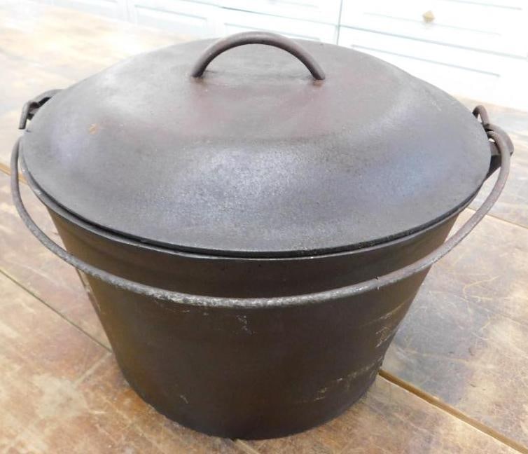 Cast Iron Lidded and Handled Roaster - Unmarked - 9.5" x 12": See Photos For Condition and Details