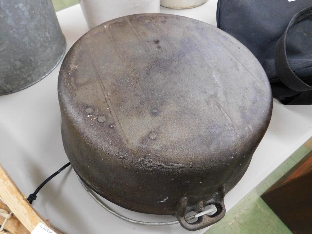 Wenzel brand cast-iron lidded pot with carrying case - 6
