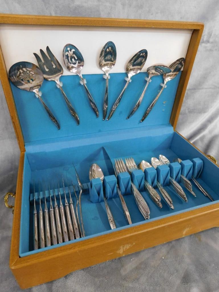 Nobility Plate - Oneida - 4 Crowns - Silver Plate Flatware Set - Magic Moment Pattern - 14