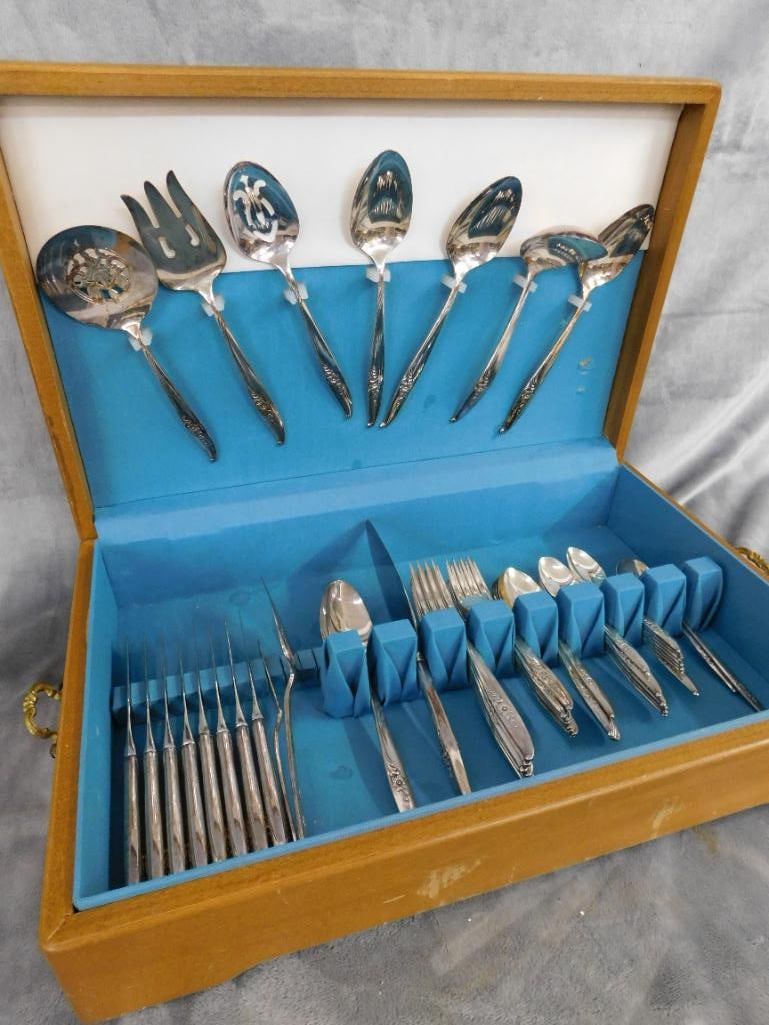 Nobility Plate - Oneida - 4 Crowns - Silver Plate Flatware Set - Magic Moment Pattern - 15