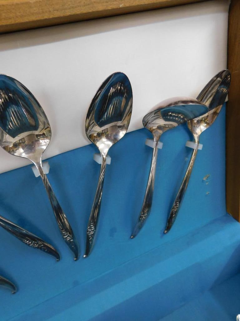 Nobility Plate - Oneida - 4 Crowns - Silver Plate Flatware Set - Magic Moment Pattern - 5