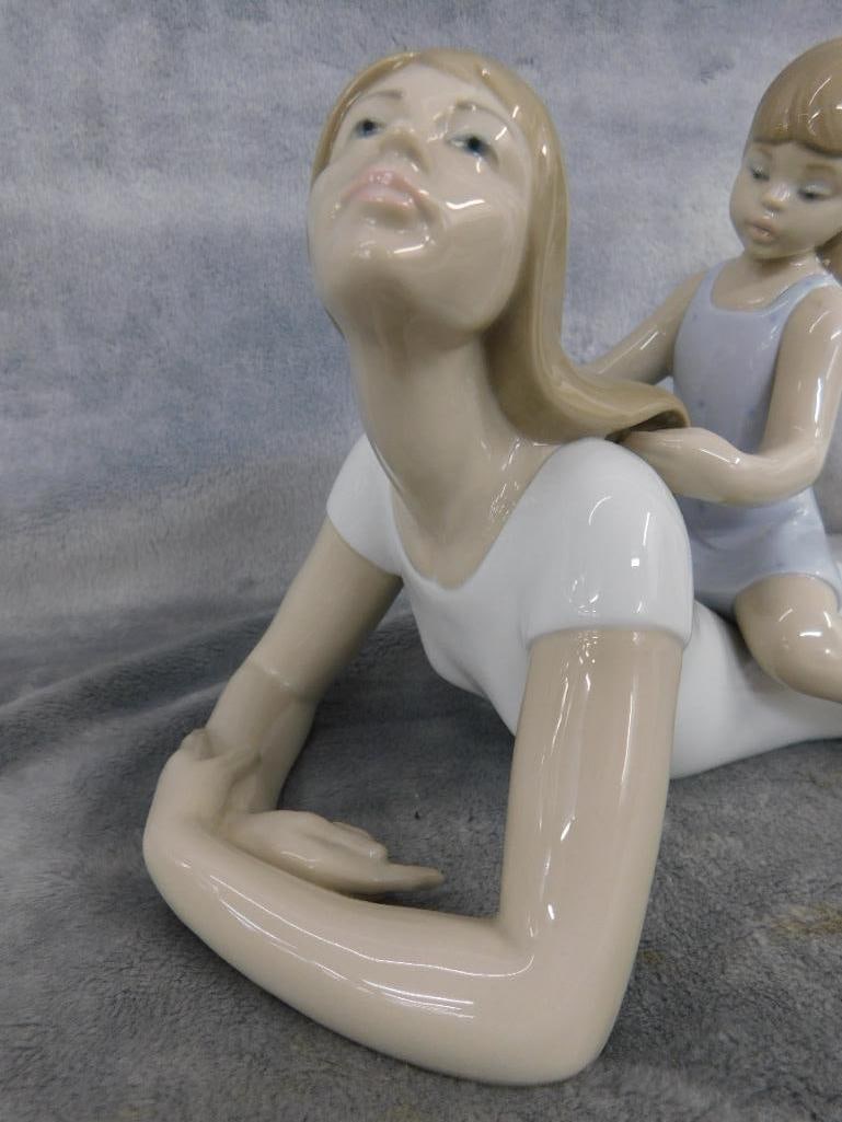 Lladro Porcelain Figure - Spain - #8291 - "Your So Pretty" - 6" x 13" x 5" - 2