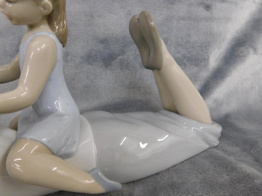 Lladro Porcelain Figure - Spain - #8291 - "Your So Pretty" - 6" x 13" x 5" - 4