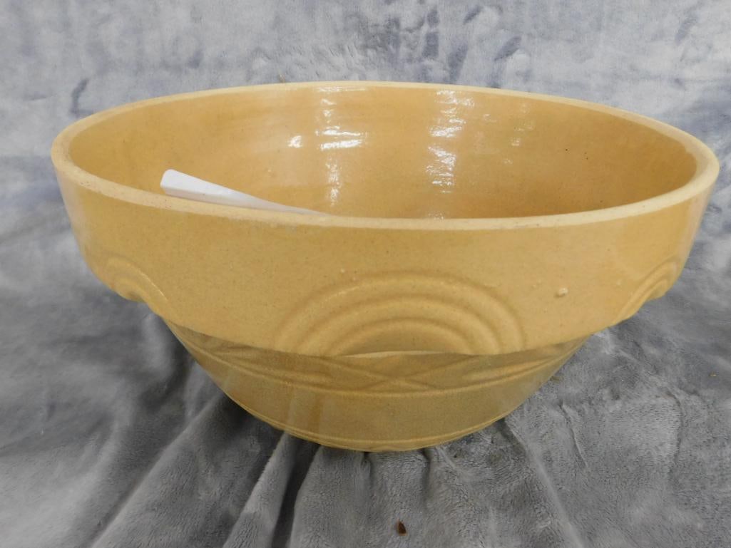 Pair of Vintage Pottery Mixing Bowls - USA - Unsigned - 6.5" x 12" - 5" x 10.25" - 6