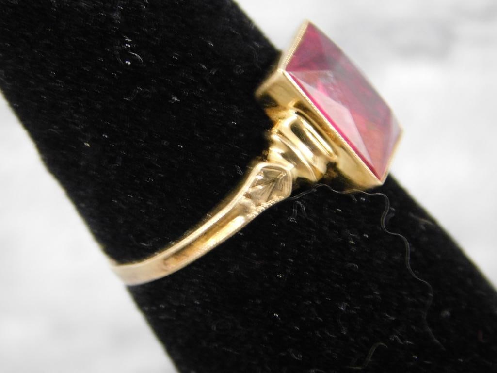10K Yellow Gold - Red Stone - Size 7 - 2.3 Grams TW - 2