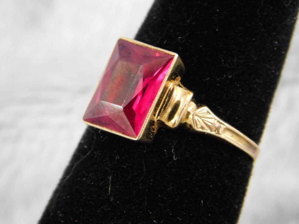 10K Yellow Gold - Red Stone - Size 7 - 2.3 Grams TW - 4