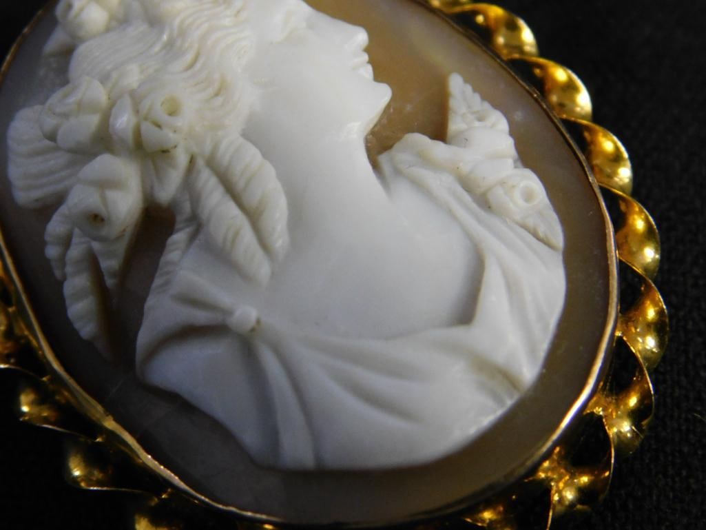 10K Yellow Gold - Cameo Pendant / Brooch - 7.73 Grams TW - 3