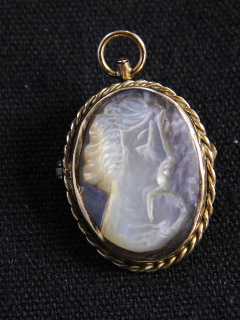 10K Yellow Gold - Cameo Pendant / Pin - 3.37 Grams TW - 8