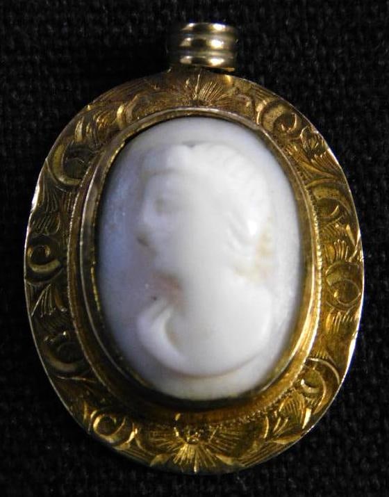 10K Yellow Gold - Cameo Pendant - 1.57 Grams TW: See Photos For Condition and Details