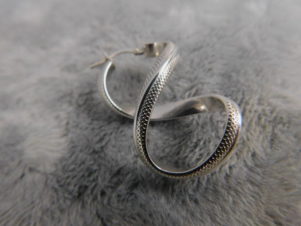 18K White Gold - Dangle Pierced Earrings - 3.74 Grams - 2