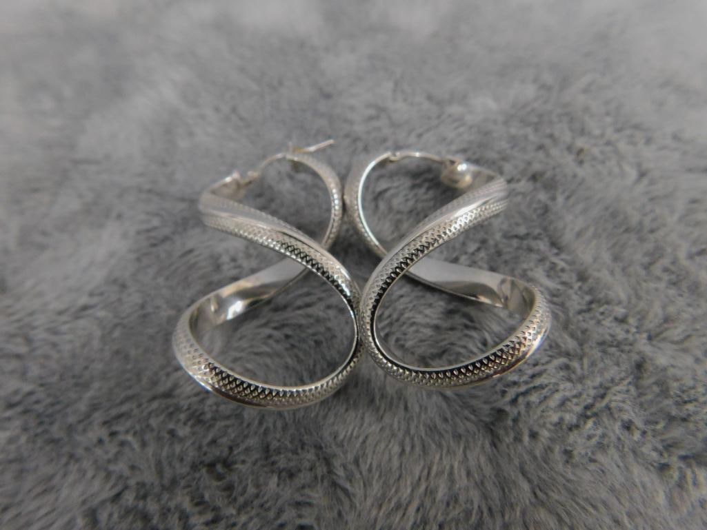 18K White Gold - Dangle Pierced Earrings - 3.74 Grams - 4