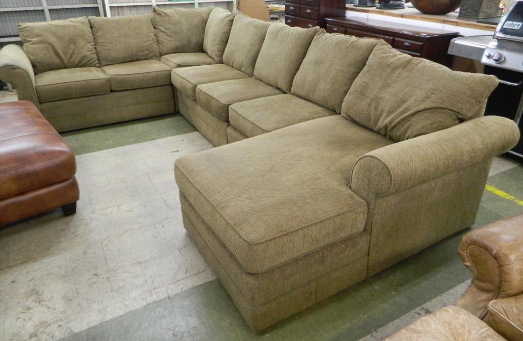 Hickory Hill 5 Piece Sectional Couch with Chase - 32" x 142" and 32" x 96" - Depth is 38": See Photos For Condition and Details