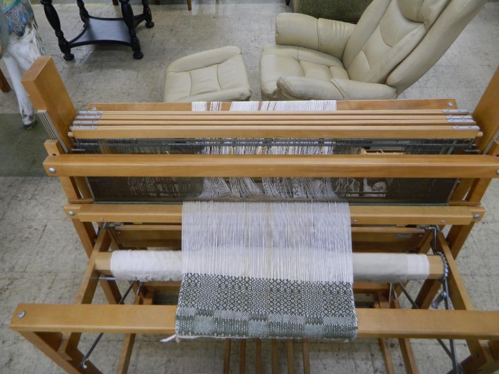 Nilus Leclerc Loom and Accessories - Canada - 43.5" x 43" x 25" Closed - 5