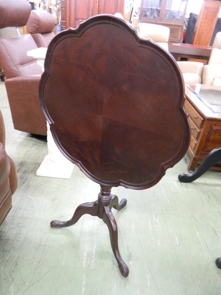 Scalloped Edge Tilt Top Table - 26" x 24" x 24" - 6