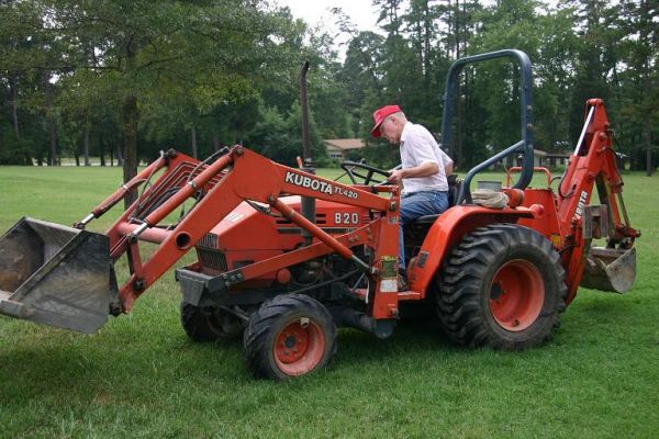 KUBOTA B-20 TRACTOR W/ LOADER: Kubota B-20 Four Wheel Drive Tractor with 420 Front Loader and BT 650 Backhoe 20 hp built between 1989-1995 404 hours showing, but believed to be incorrect