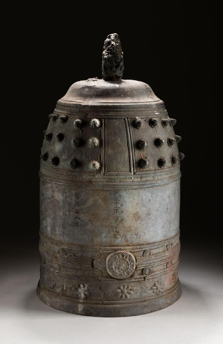 Japanese Antique/Vintage Bronze Temple Bell: Taisho period, heavily cast with slightly spreading side flaring towards the base and surmounted by a pair of animals, all above two raise circular encircling the base. Approximately 10.4*18.7 inch