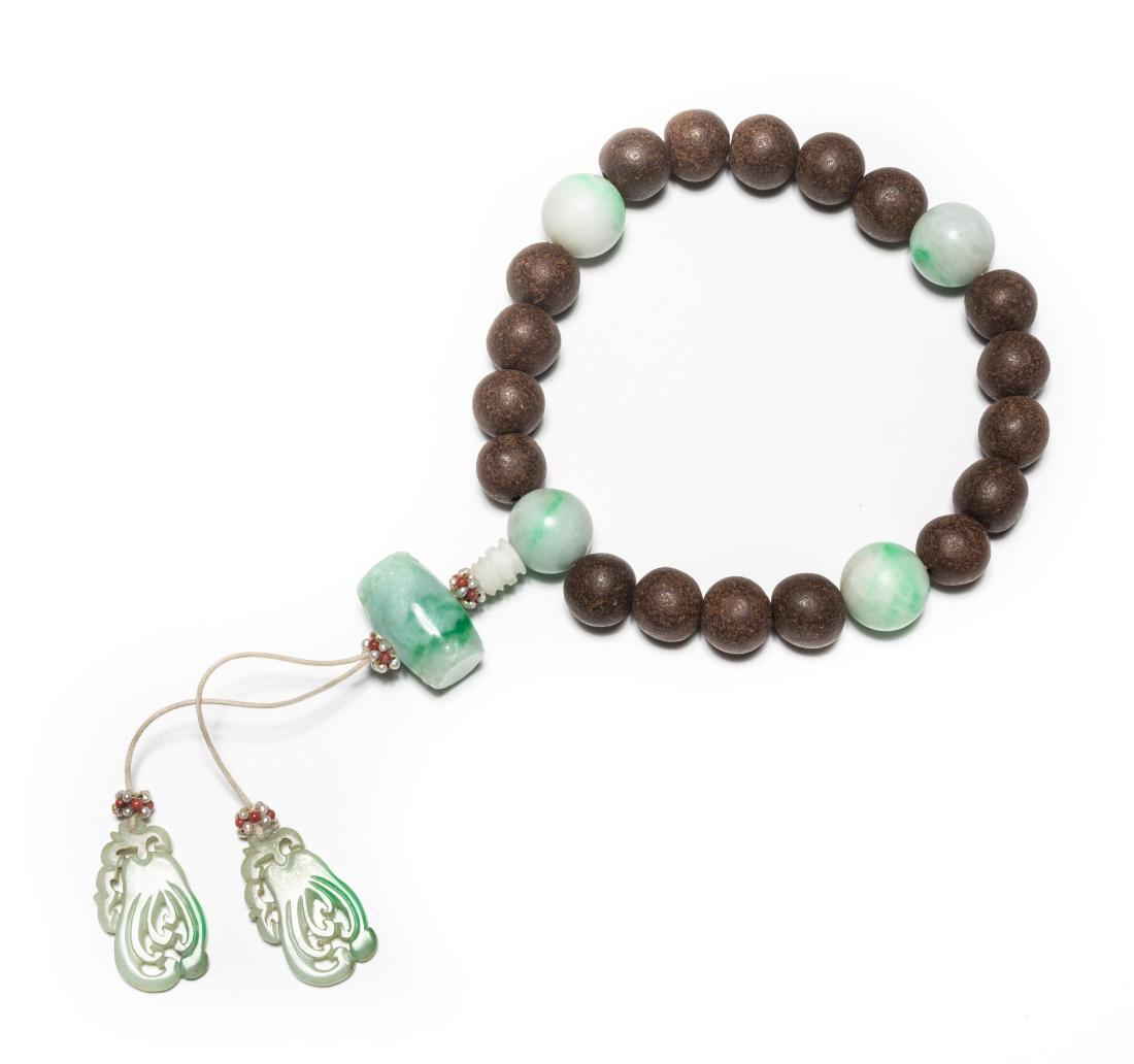 19th Chinese Antique Agarwood Prayer Beads: Comprising of eighteen agarwood beads, divided by four jade jadeite beads, the fotou at the back connected to a gourd she fotouta, supporting a drum shape jade jadeite pendant, ending with two small f