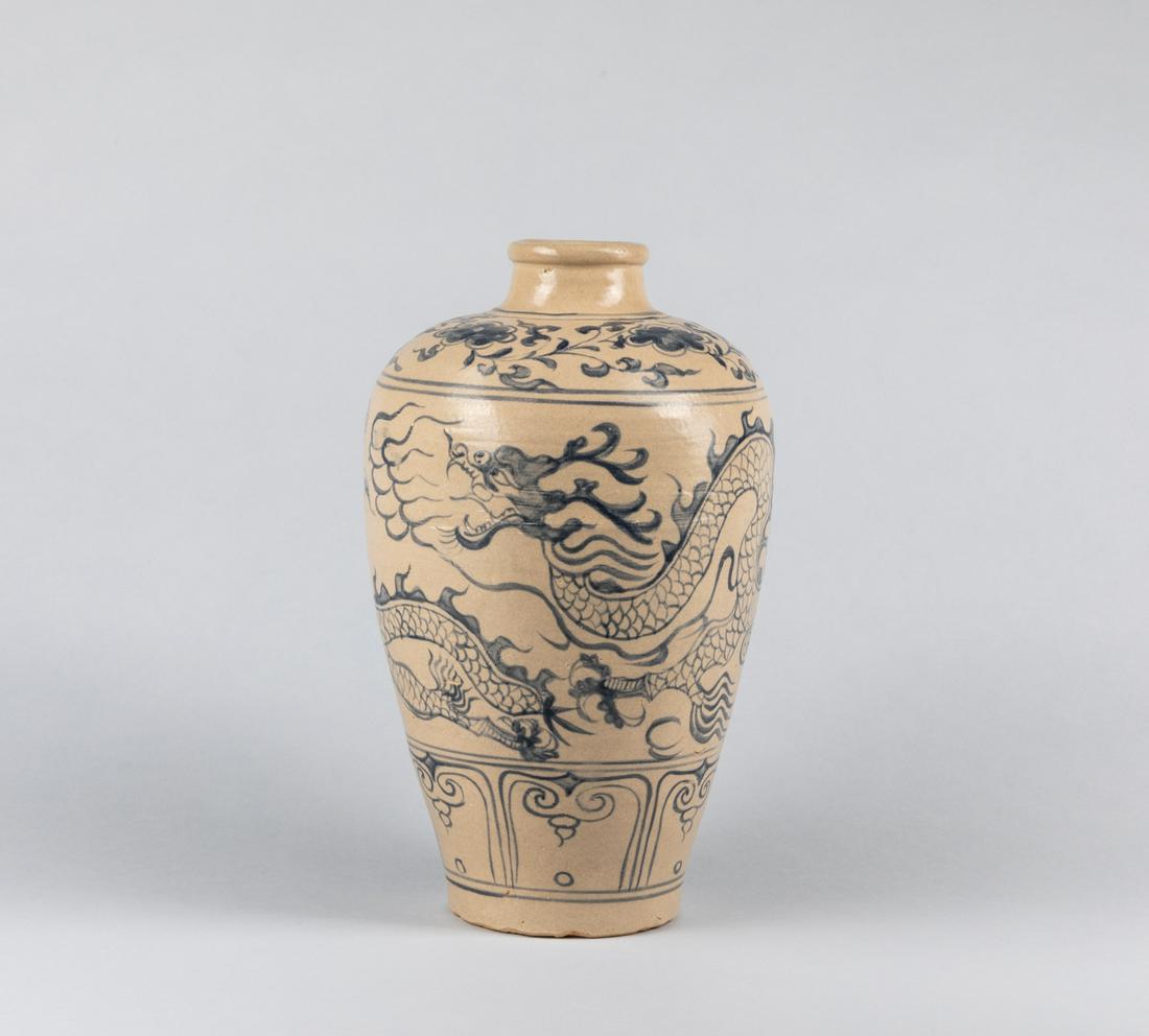 Vietnamese Hoi An Antique Blue White Porcelain Vase: the exterior painted with a dragon with a slender body reaching for a flaming pearl amidst flame wisps. 10.1*6.2 inch