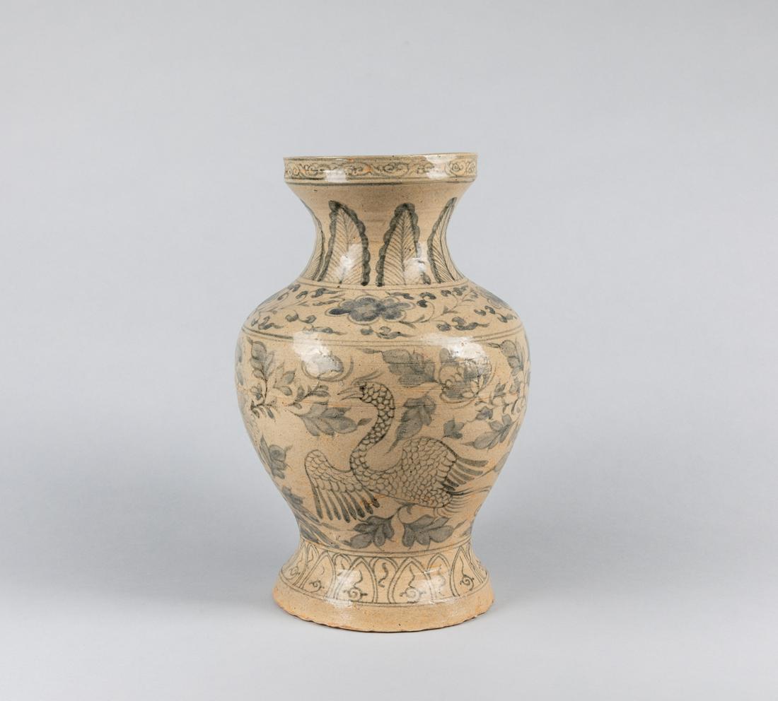 Vietnamese Hoi An Antique Blue White Porcelain Vase: The exterior surrounded by foliate floral scrolls, with upright lappet. 10.5*6.8 inch