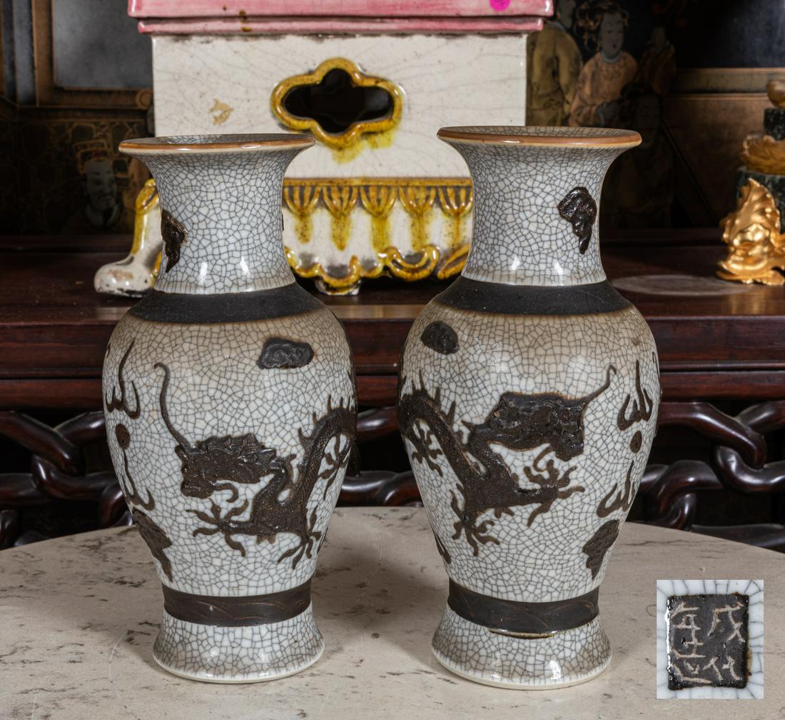 Pair of Chinese Antique Porcelain vase (1 of 8)