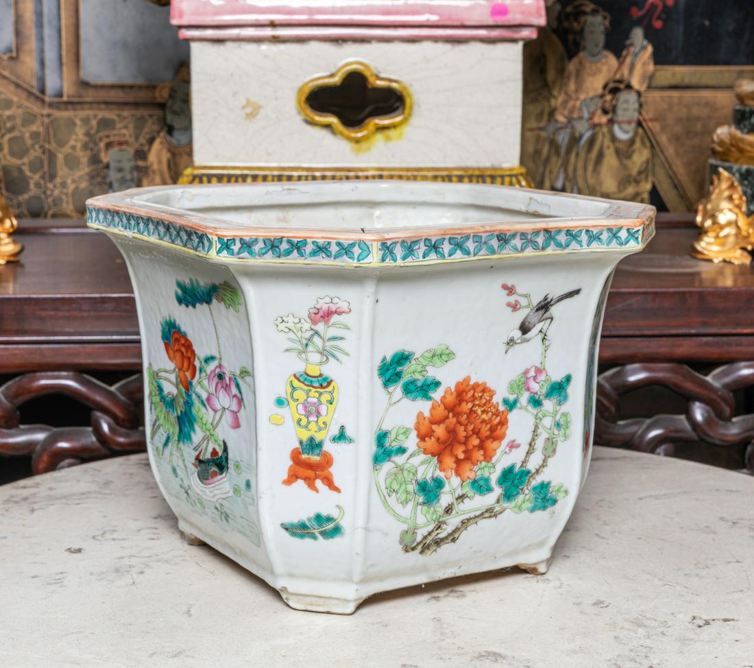 Republic period large Chinese Porcelain pot (1 of 6)