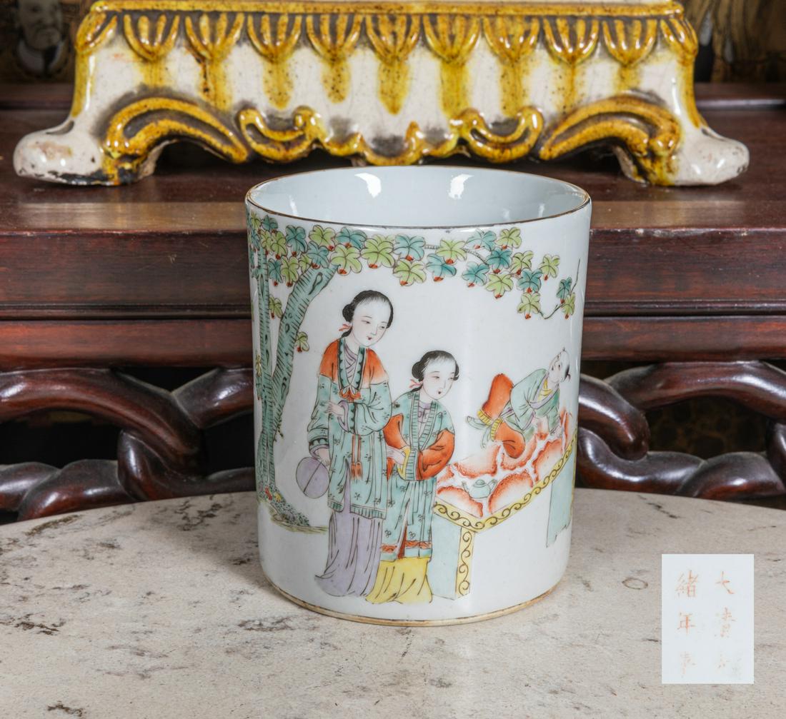 Chinese Antique rose famille Porcelain brush pot: Republic period Chinese Antique rose famille Porcelain pot, Size: 4.5 inch H.