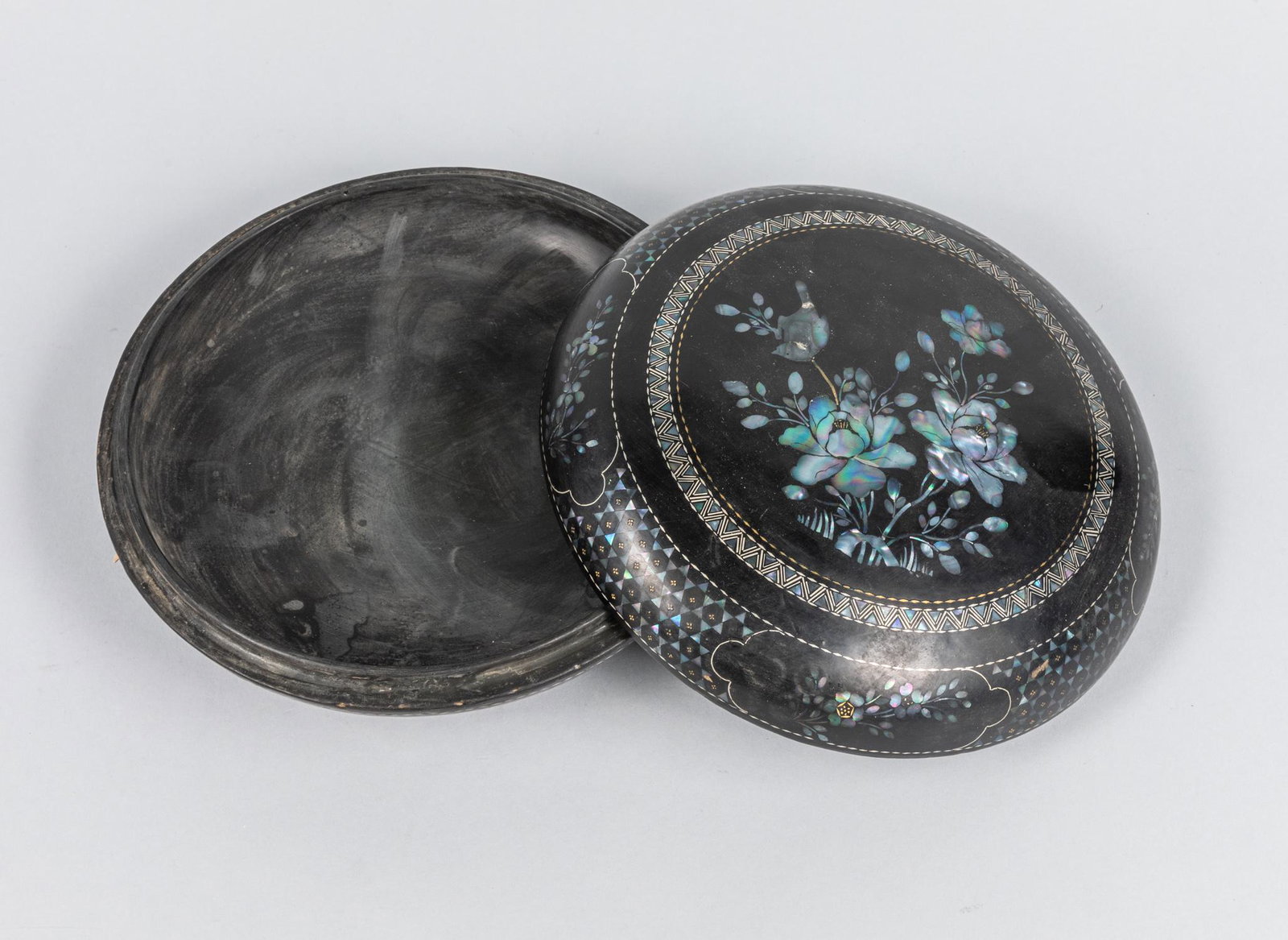 Vintage Korean Lacquered-wood & Pearl Box: 1950-1980 Korean lacquered-wood & pearl box, Size: 8 inch D