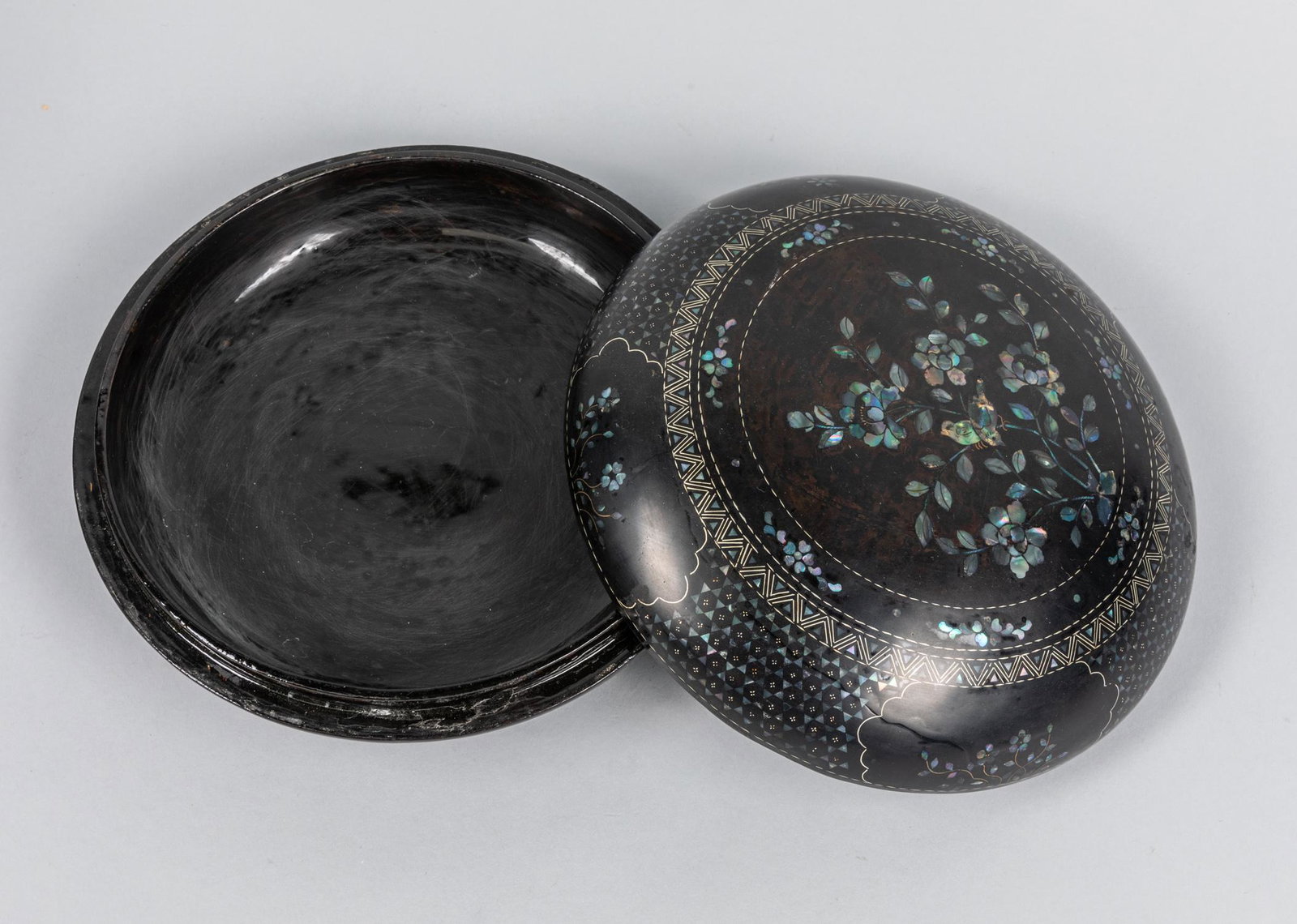 Vintage Korean Lacquered-wood & Pearl Box: 1950-1980 Korean lacquered-wood & pearl box, Size: 8 inch D