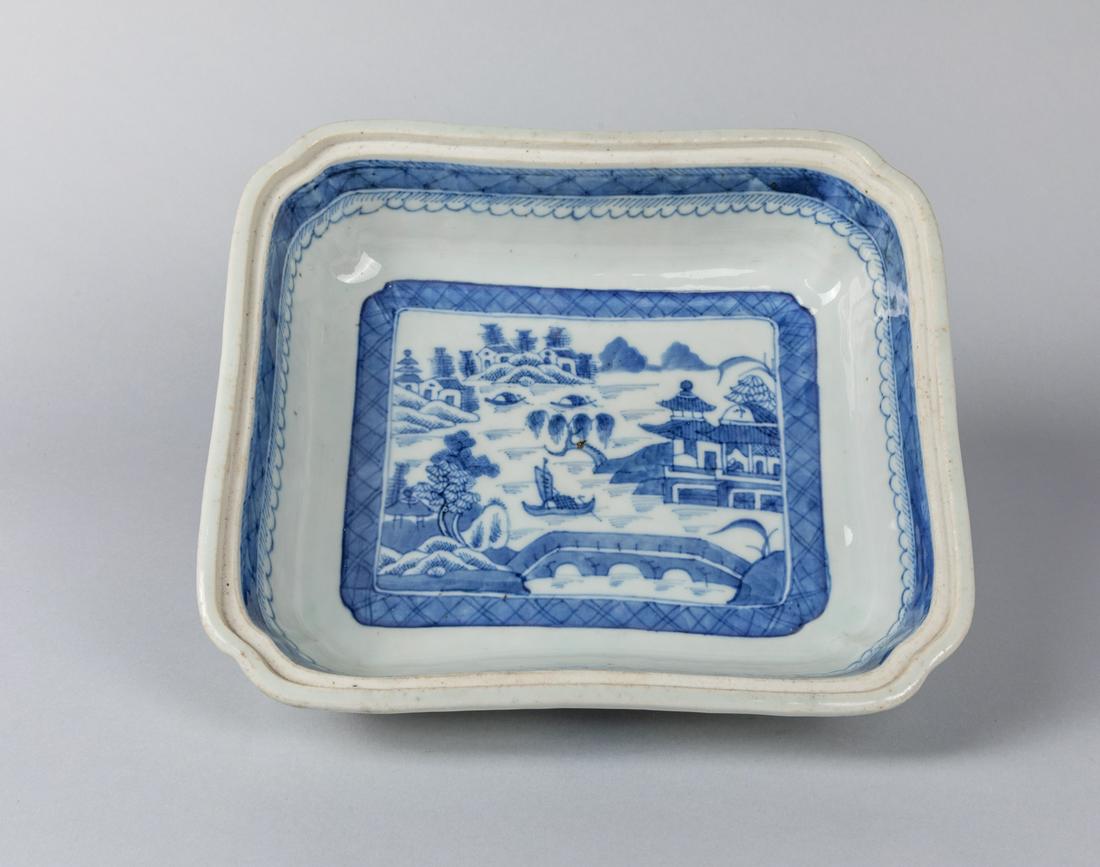 Chinese Antique Export B/W Porcelain Bowl: Chinese export blue & white rectangular bowl. Size: 10-9-2.75 inch.