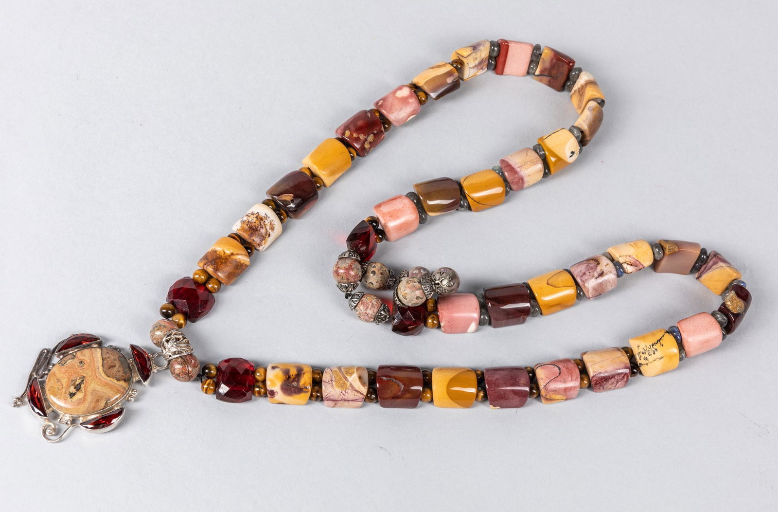 Art Deco Agate & Sterling Silver Necklace: Collectible & Art Deco, necklace composed by fossil agate & cherry amber, A sterling silver suspended on the end with 925 mark. The pendant composed of fossil agate and garnet. Size: 20 inch L.