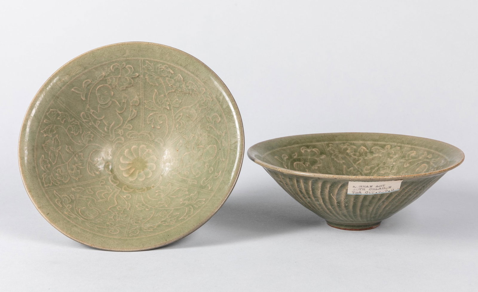 1950-80 Pair Of Korean Vintage Celadon Glazed Bowls: Applied overall in celadon tone, the glaze stopped at the footring. 7.2*2.5 inch