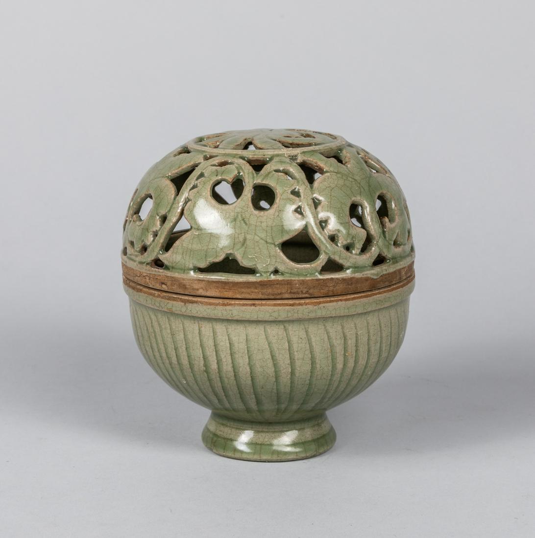Korean Josen Dynasty Antique Celadon Porcelain Censer: The fitted cover carved in an openwork depicts leafy scroll, applied overall in celadon glaze. 5.3*4.8 inch