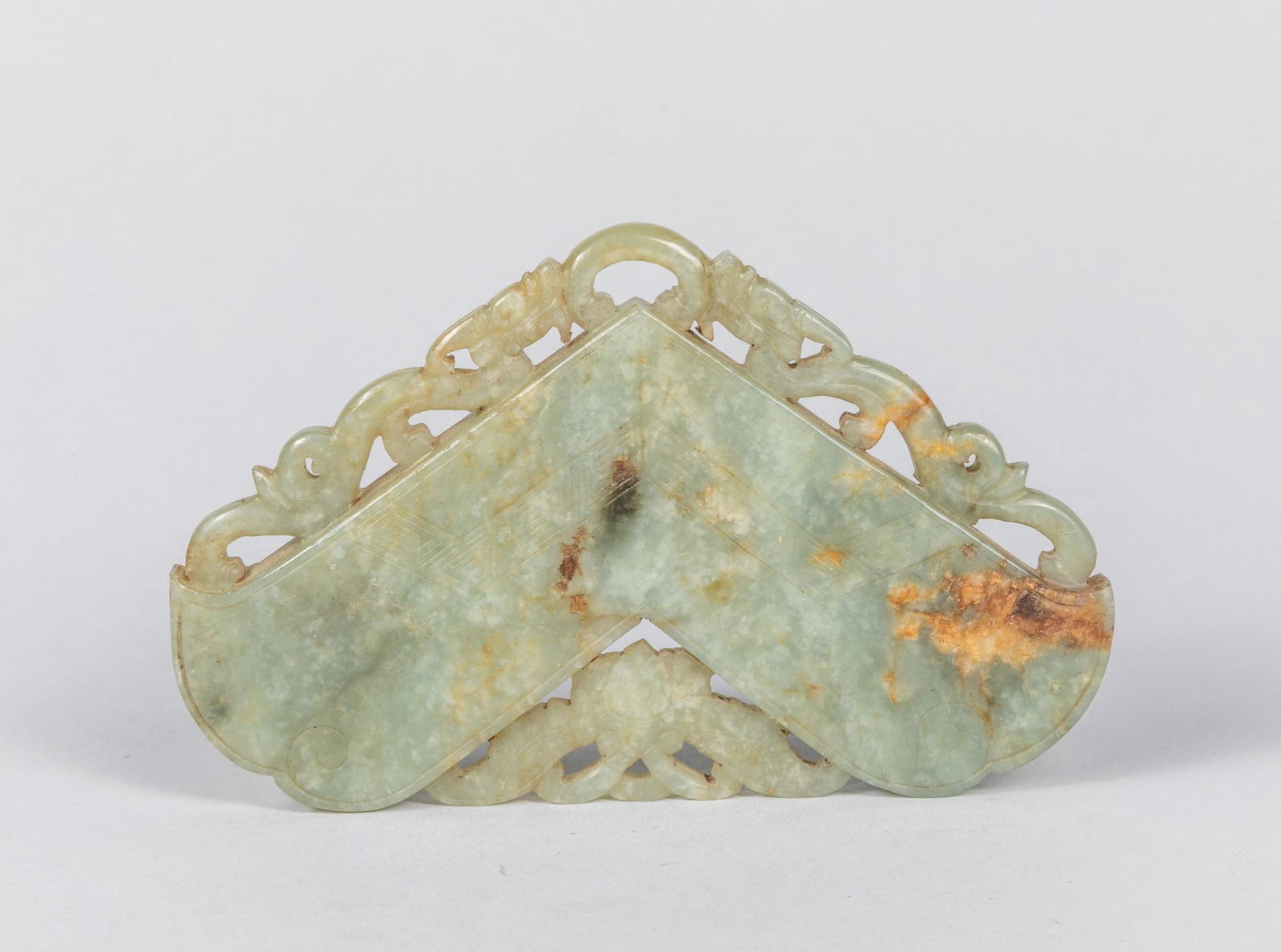 19th Chinese Antique Jade Carving: The flat stone carved on both sides as a heart shape, connected bu a full bat, the bottom decorated with a pair of chilong dragon. 6.1*3.89 inch