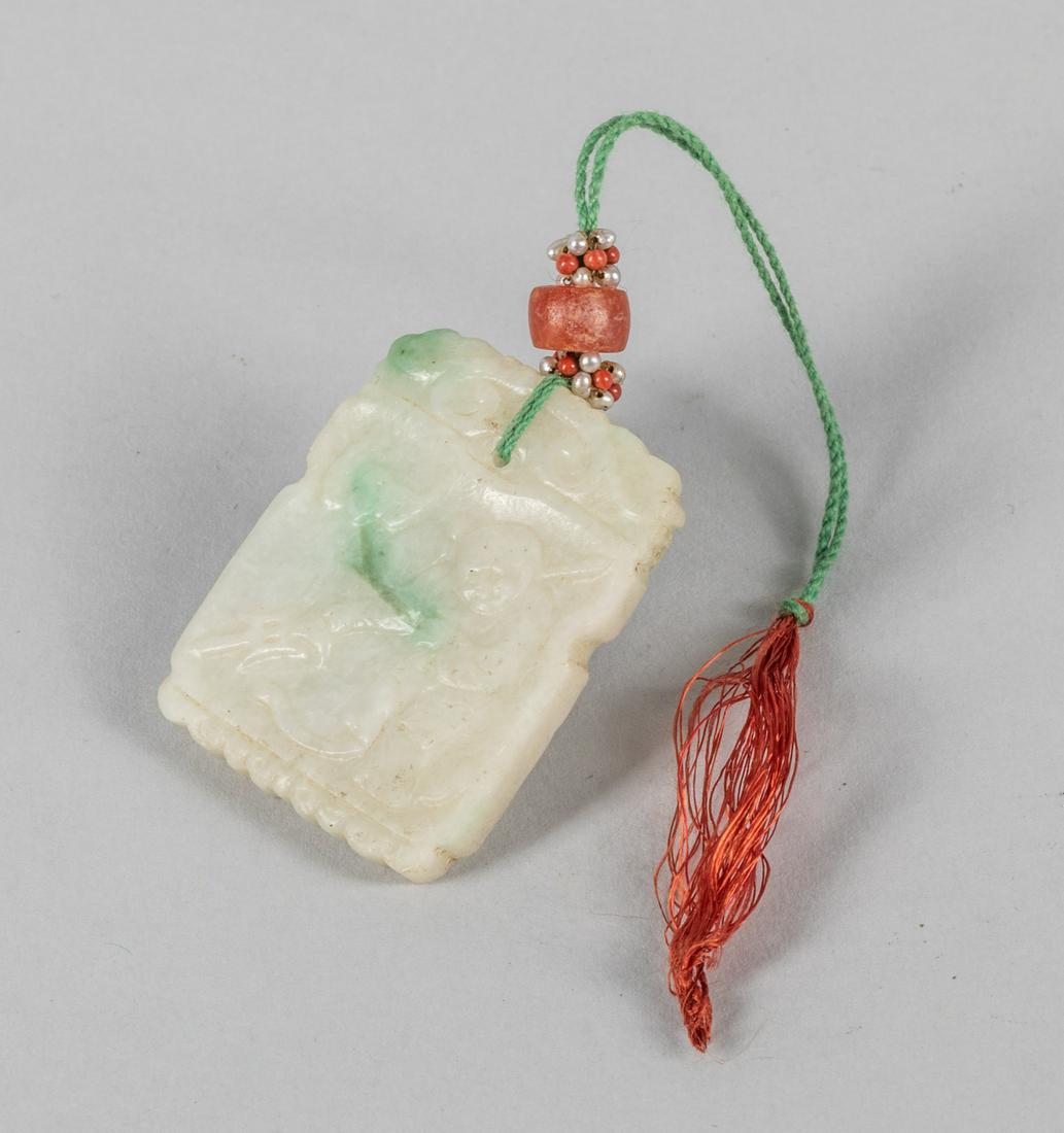 Chinese Export Jade Jadeite carvings: Chinese export jade jadeite stone carvings, a cameo agate suspended on the top.1.8 inch L. (jade only)