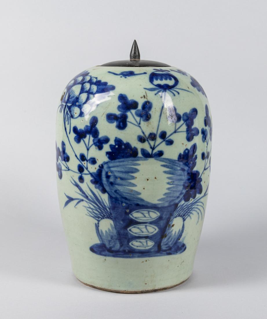 19th Chinese Antique Blue White Porcelain Jar: 19th Chinese antique blue white porcelain jar, with a fitted wood cover. 12.5*7.3 inch
