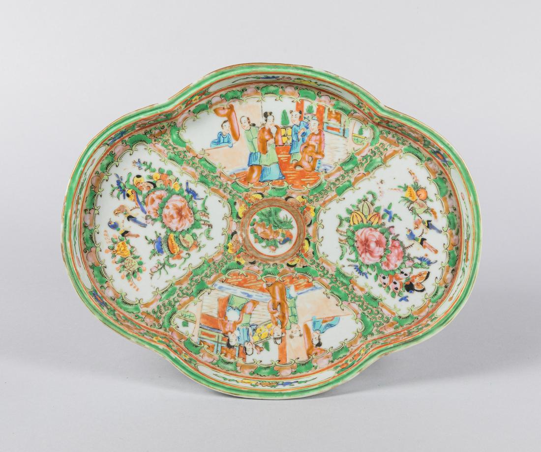 Chinese Antique Famille Rose Porcelain Tray: Chinese antique famille rose porcelain tray. 11.2*0.8 inch