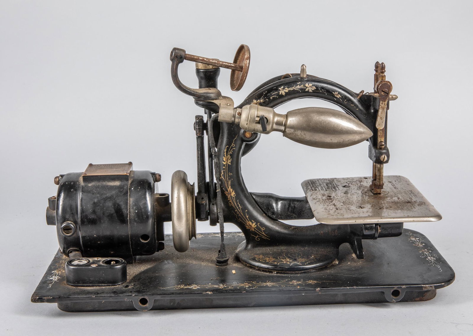 Antique Hamilton Sewing Machine: 16-10 inch.