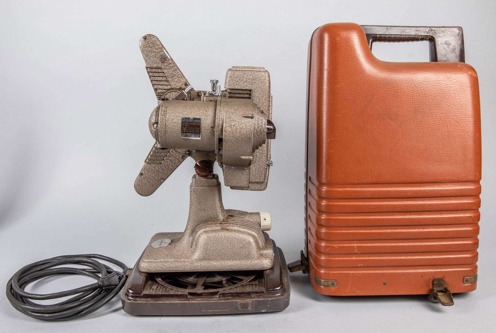 Collectible Revere P-90 Movie Projector: F 3915. M P90. Tested works. 17.5-7.5-10 inch.