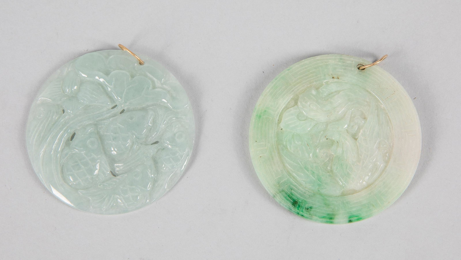 Group Chinese Jadeite Carving With Gold Link: Group of two Chinese jadeite carving with gold link. 2.1 inch D.