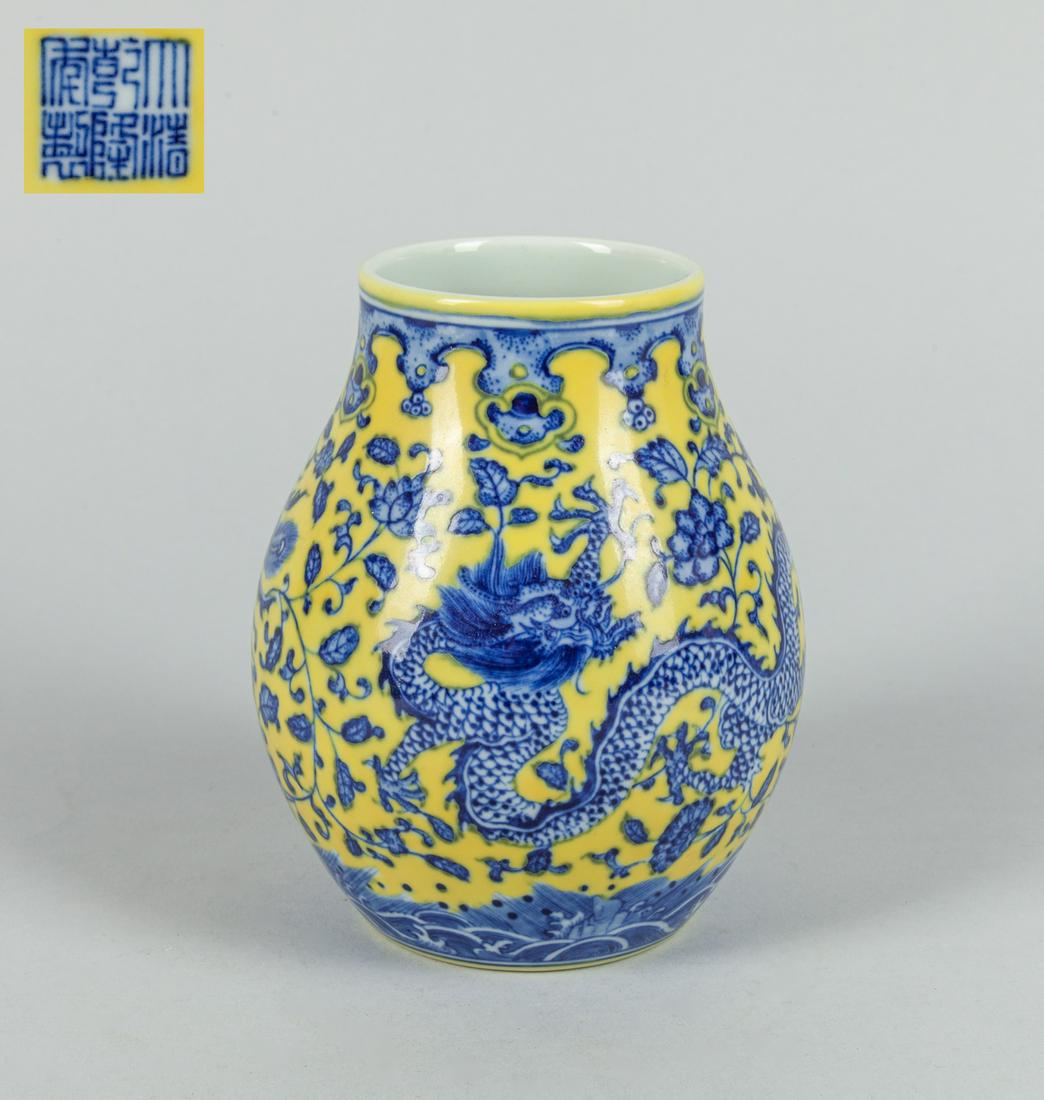 Chinese Export Porcelain Jar: Fine Chinese export porcelain blue and yellow vase with painting of dragons and phenix, with six character seal mark in underglaze blue. 4.30*5.15 inch.